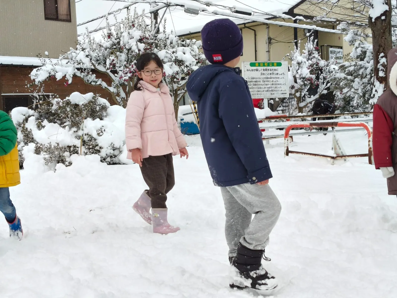 みんなで遊ぶ雪の日の楽しい思い出作り